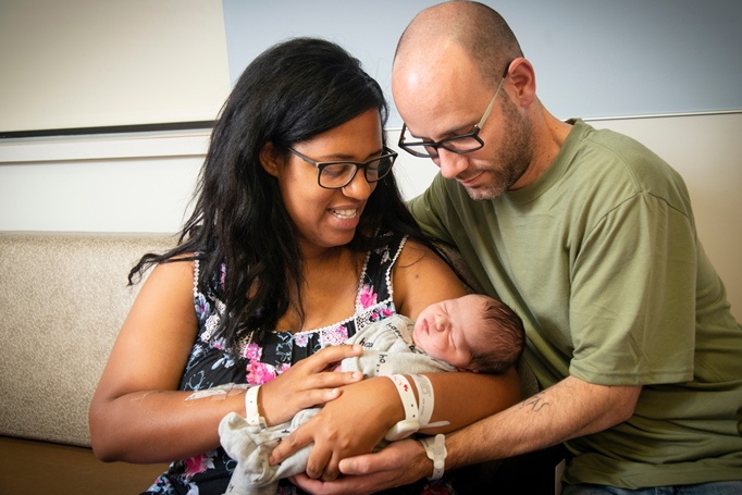 Family birth at Ӱֱ Hospital in Farmington Hills